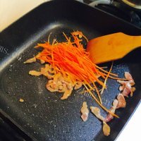 家常菜肉片炒芹菜做法图解6)