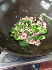 家常菜青椒炒猪肉做法图解4)