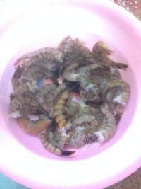 美味的蒜蓉虾做法图解2)