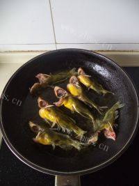 滋补的黄骨鱼豆腐汤做法图解3)