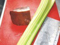 家常菜西芹炒腊肉做法图解1)