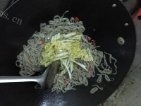 开胃的香炒鱼面做法图解3)