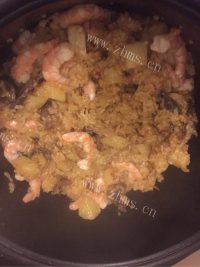 新鲜的海鲜土豆煲仔饭做法图解8)