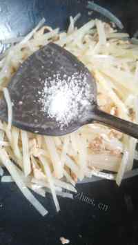 味道十足的土豆丝炒肉做法图解8)
