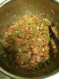 简易的猪肉芹菜馅饺子做法图解8)