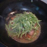 家常菜红椒炒扁豆做法图解7)