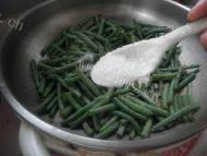 好吃的长豆角炒肉做法图解9)