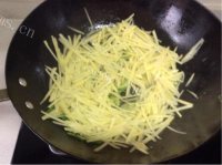 喷香的青椒土豆丝做法图解3)
