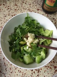 简单的凉拌青瓜做法图解4)