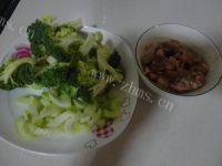 自制西兰花炒肉片做法图解1)