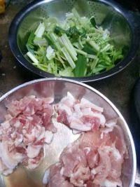 家常菜芹菜炒肉做法图解1)