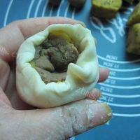 甘脆的豆沙月饼做法图解5)