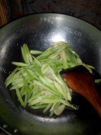 #美食派#芹菜炒肉做法图解4)