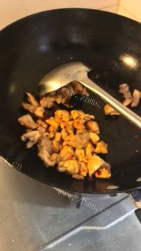 美味的香菇焖鸡块做法图解4)