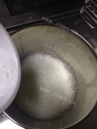 自制原味戚风蛋糕做法图解7)