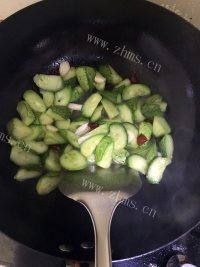 美味的油爆小黄瓜做法图解7)