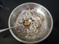 美味的鸭蛋炒虾仁做法图解3)
