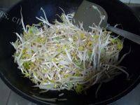 色味俱佳的素炒绿豆芽做法图解4)