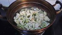 清淡的番茄花菜做法图解3)