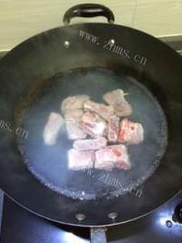 美味的胡萝卜玉米排骨汤做法图解2)