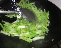 妈妈教我做芹菜炒肉做法图解4)