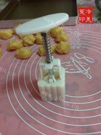 自制广式绿豆沙月饼做法图解17)