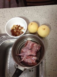 美味的鹌鹑雪梨汤做法图解1)