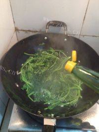 家常菜虾米炒青菜做法图解6)