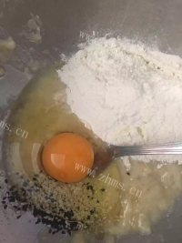 回味无穷的香蕉饼做法图解2)