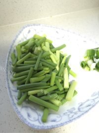 妈妈最爱的蒜苔炒肉做法图解1)