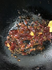 香辣滑嫩家庭版水煮肉片做法图解7)