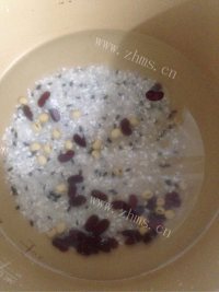 自制皮蛋黑米粥做法图解2)