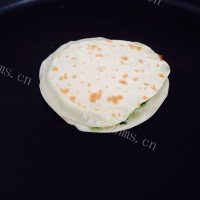 自制韭菜鸡蛋灌饼做法图解11)
