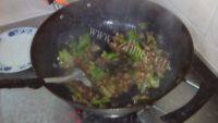 家常菜青椒炒菜花做法图解6)