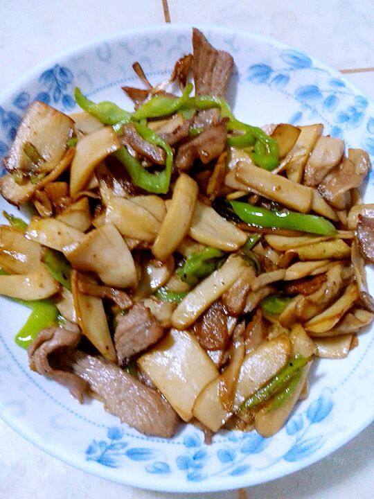 芳香四溢的炒蘑菇
