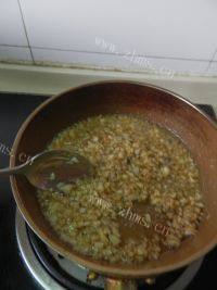 美味的蒜蓉十三香小龙虾做法图解15)