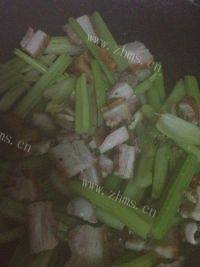 家常烧肉炒芹菜做法图解13)