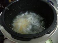 好吃不腻的银耳小米粥做法图解3)
