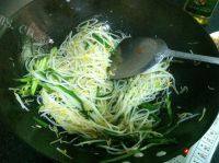 易做的豆芽炒韭菜做法图解6)