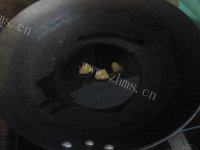 绿色食物之洋葱炒猪肝做法图解3)