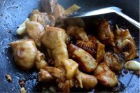 美味青椒洋葱炖鸡腿做法图解6)