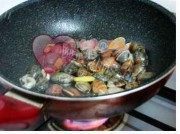 美味的蛤蜊莲藕海带汤做法图解2)