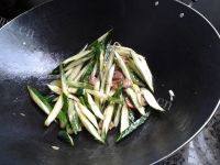 家常菜肉片炒黄瓜做法图解4)