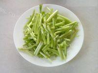 鲜香的芦蒿炒香干做法图解2)