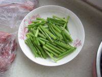 家常菜芹菜炒土豆做法图解2)
