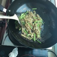家常茄子炒芹菜做法图解6)
