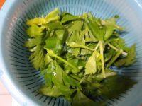简单的素炒芹菜做法图解3)