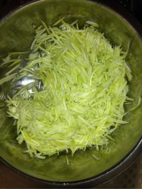 热腾腾的西葫芦鸡蛋饺子做法图解1)