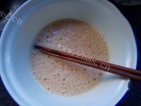 口感饱满的洋葱炒蛋做法图解2)