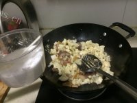 家常菜花菜炒腊肉做法图解5)